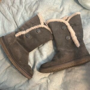 These Uggs are super cute! Worn a couple of times but outgrew them!